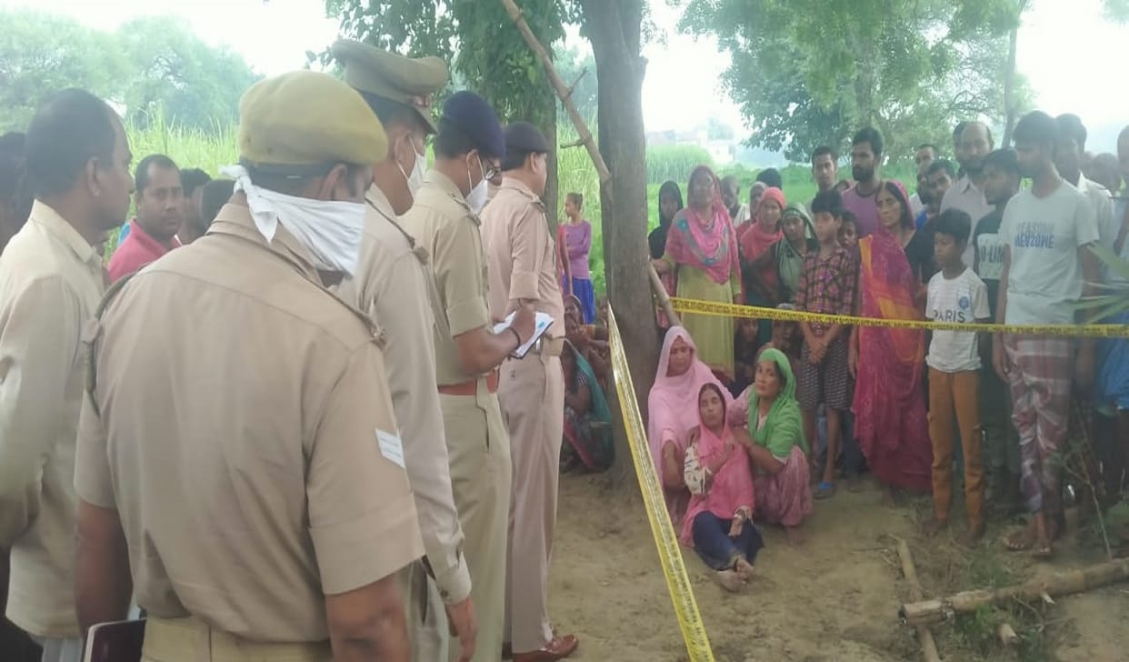 young man  dead body found murdered in field azamgarh he was missing from last night after mobile call