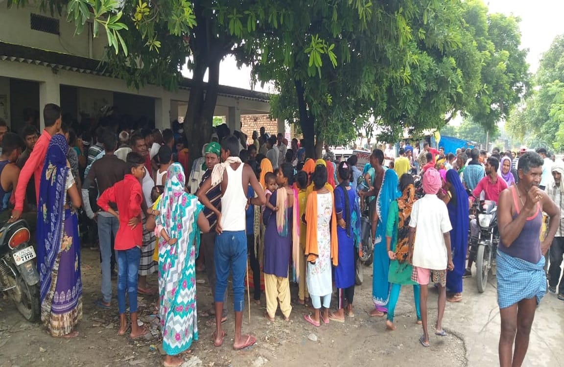 Bike riding miscreants stabbed barber for robbery in ghazipur villagers beat up attackers