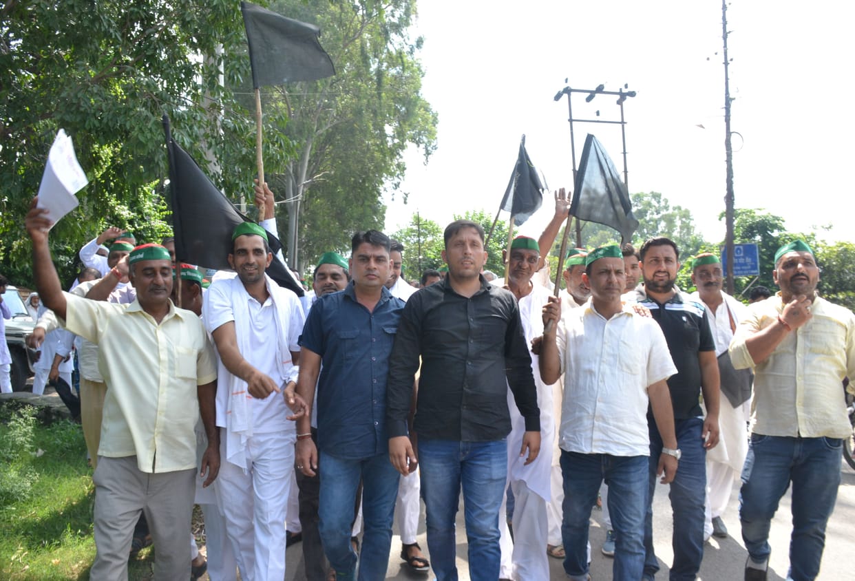 Farmers going to show black flags to CM stopped