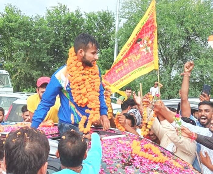 There was an influx of those who congratulated Paralympic player Praveen