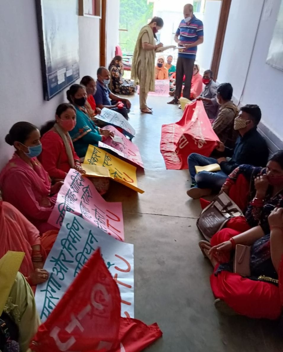 CITU laid siege to labor office in Mandi