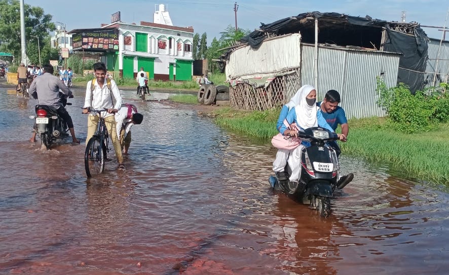 Water logging on Azad Chowk road due to rain
