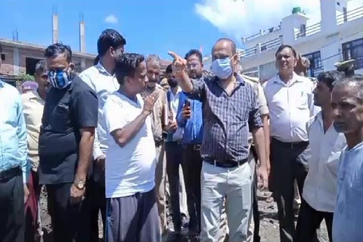 Meerut News: SP leader clashed with SDM who arrived to stop the filling