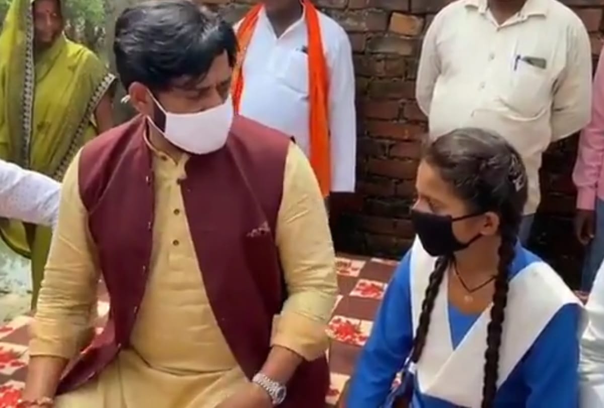MP Ravi Kishan met brave student Sandhya in Gorakhpur