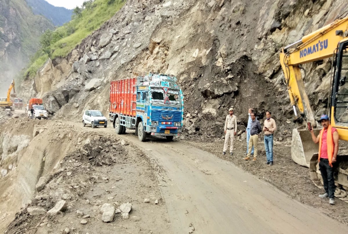 himachal weather update: Highway interrupted due to Heavy rainfall in Rampur, boulders fell on six vehicles, five houses damaged