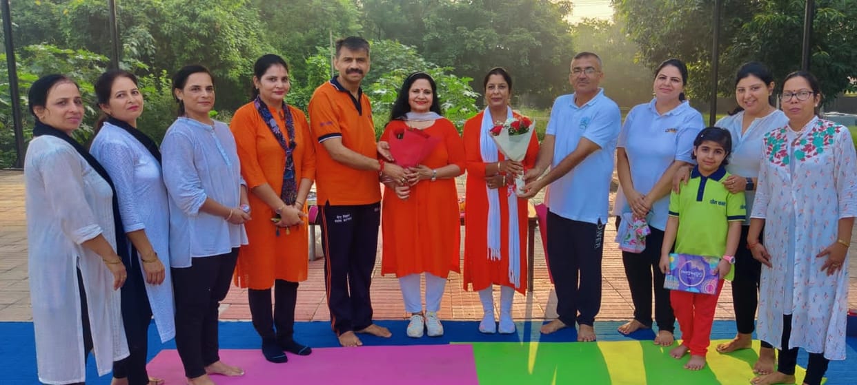 Neelam Bathla, head of Women's Yoga Committee, Nidhi Gupta honore