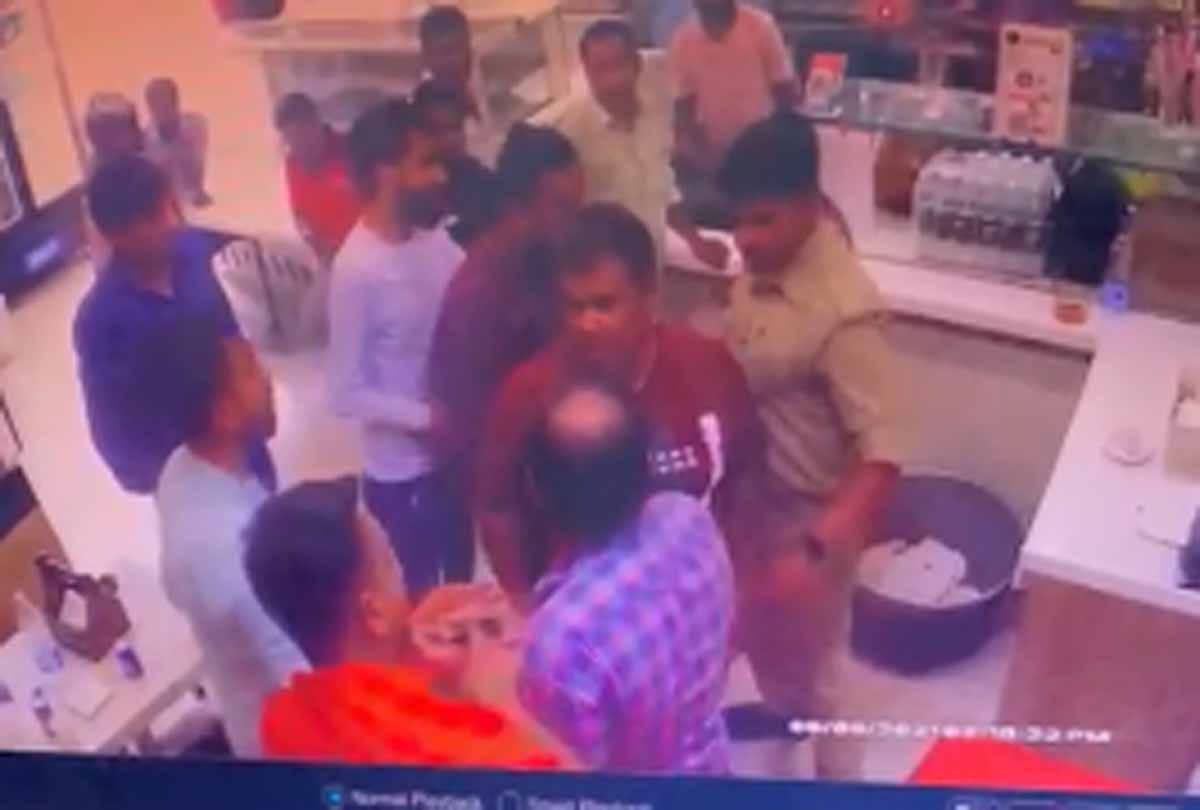 Kanpur: Brother of SP MLA Irfan Solanki scuffles, video goes viral