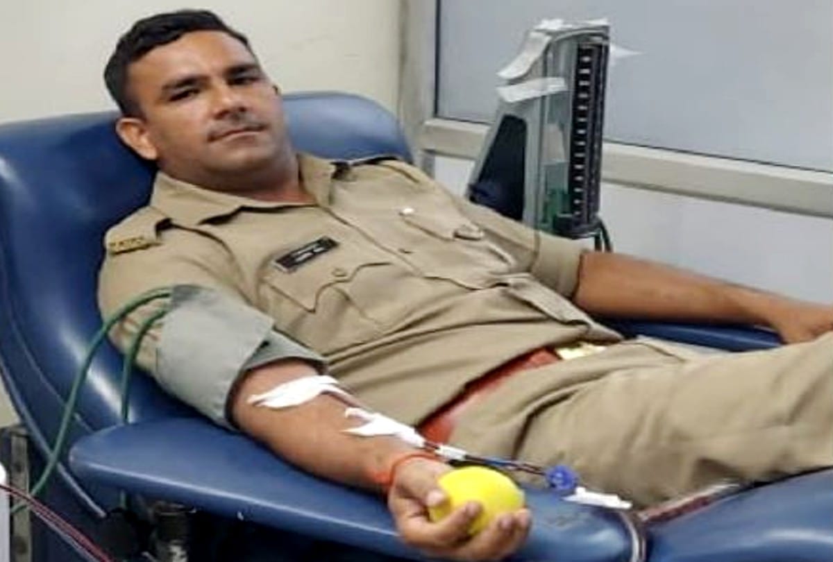 Policeman donating jumbo pack of platelets for save the life of a patient in agra