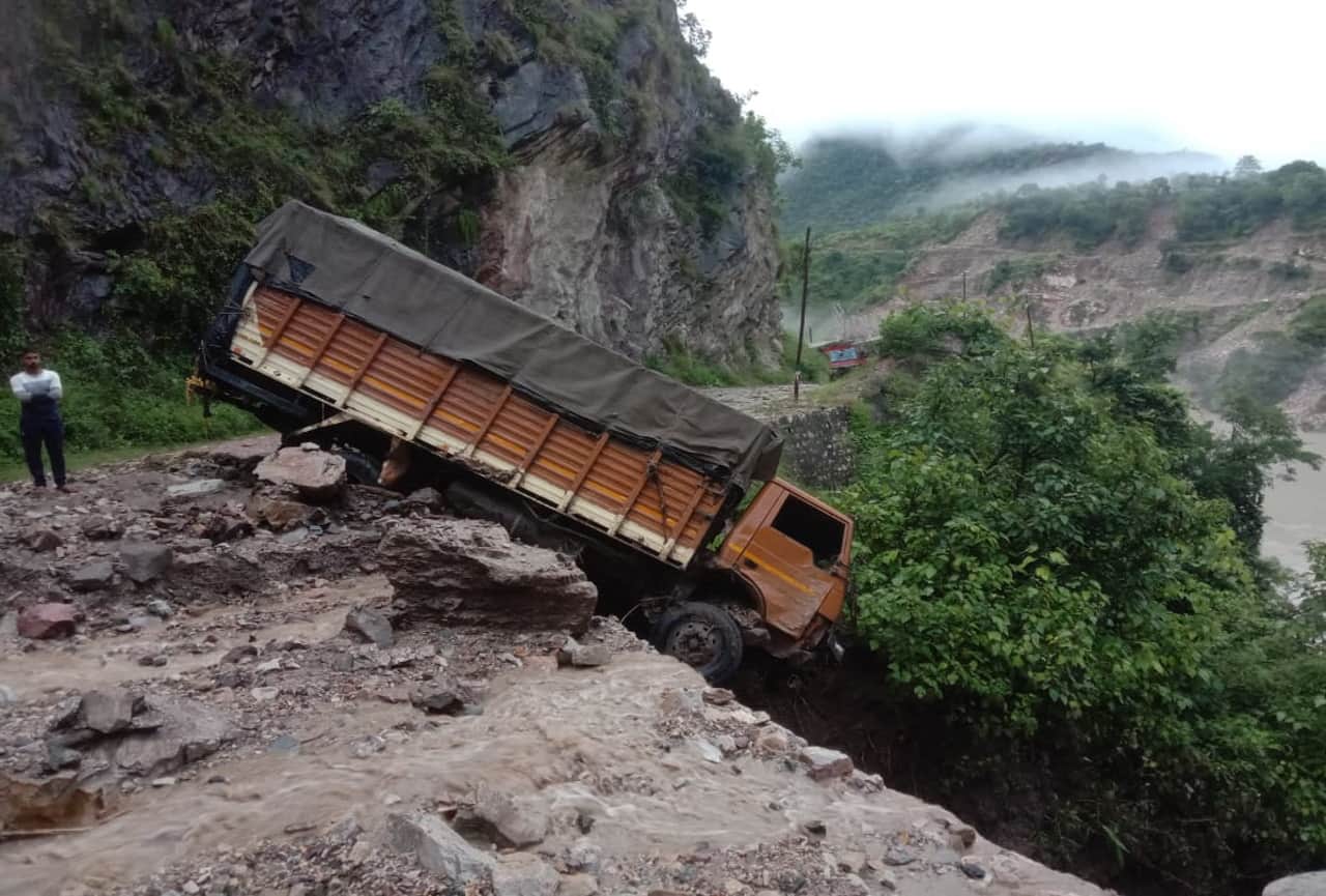 Uttarakhand Weather Forecast Update Today: many vehicles stuck in debris on badrinath highway watch horrible photos