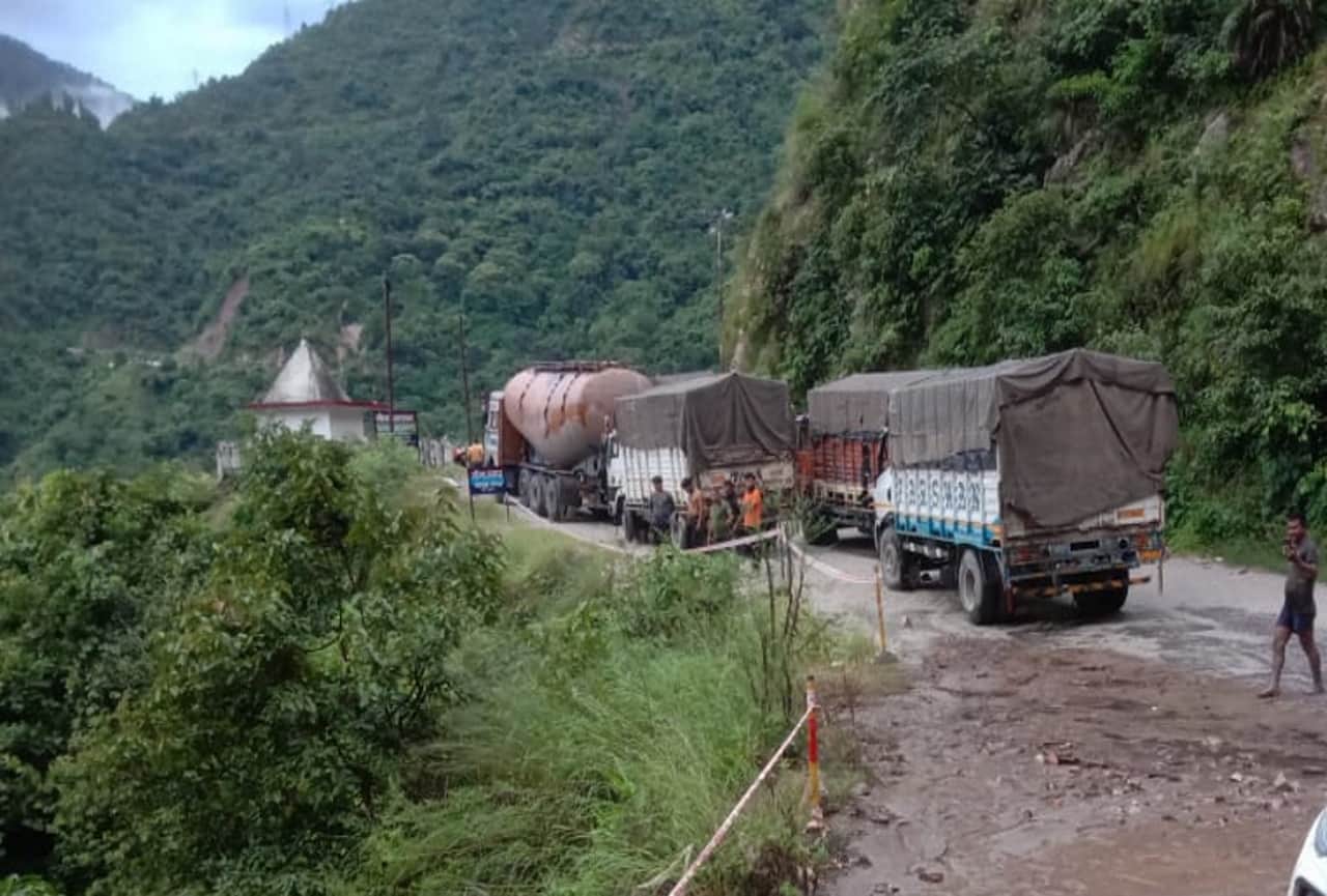 Uttarakhand Weather Forecast Update Today: many vehicles stuck in debris on badrinath highway watch horrible photos