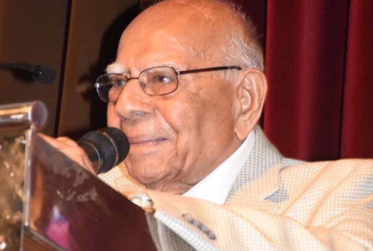 Today celebrity lifestyle Ram Jethmalani became the most expensive and famous lawyer of the country with a fee of Rs one rupees