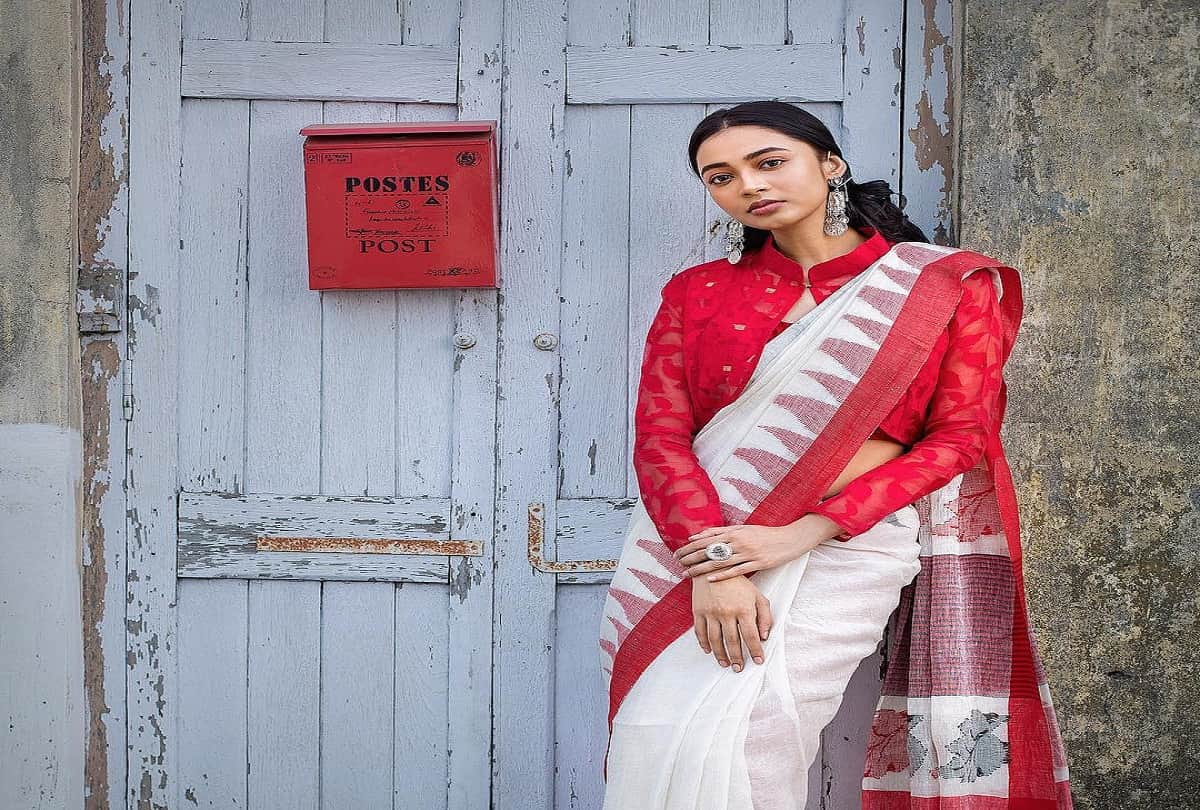 Know Why Do Bengali Women Wear White and Red Saree For Durga Puja and Sindur Khela