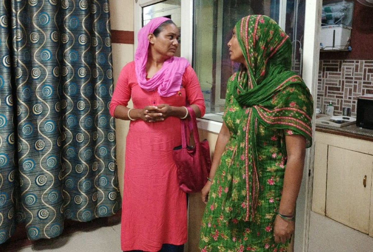 Two women arrested red handed stealing cash in the bank in mathura