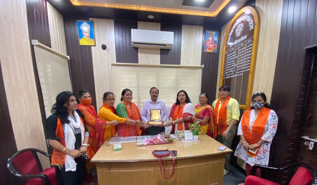 etawah news,Will himself solve the problems of women teachers