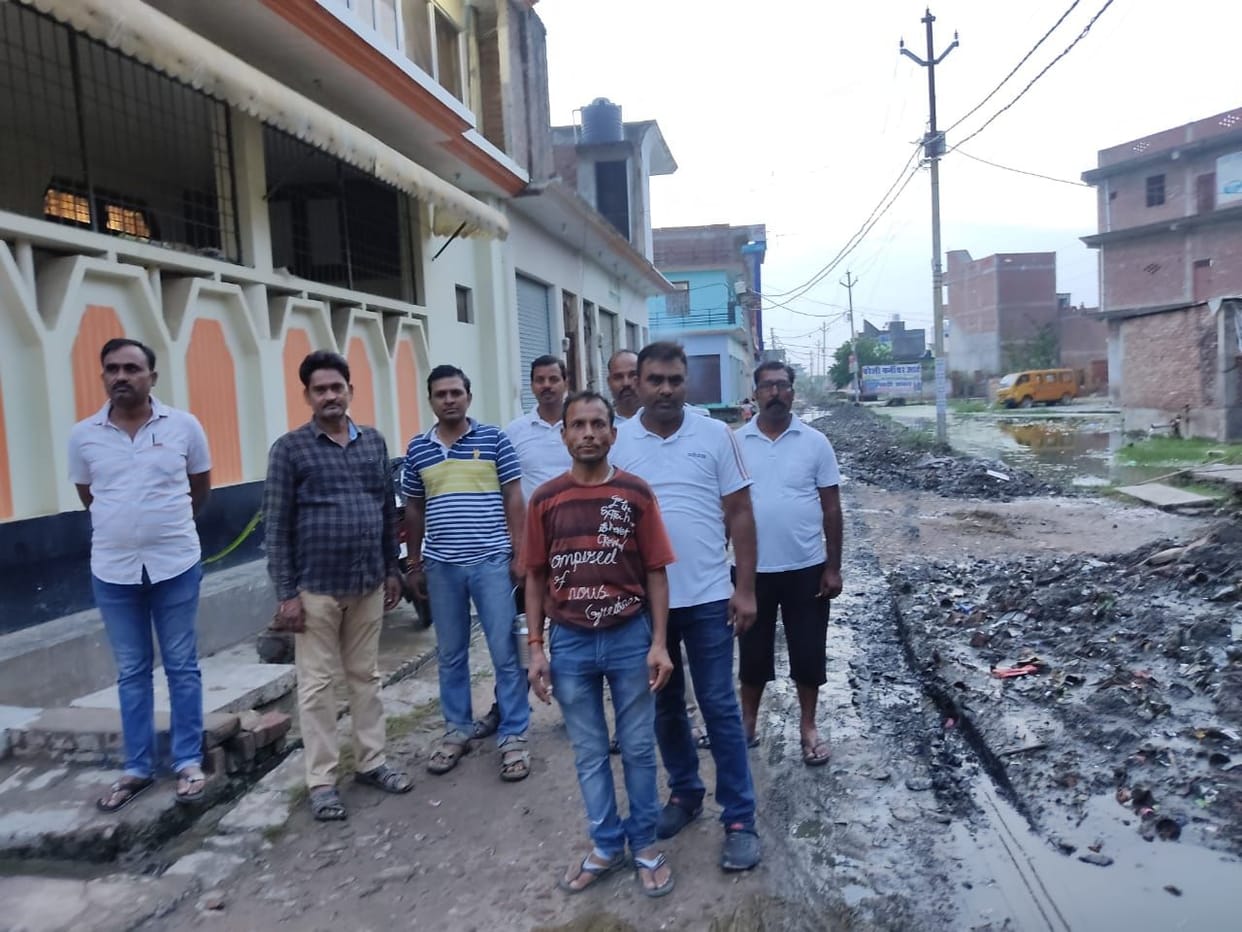 people annoyed due to silt on road