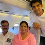 फ्लाइट में अपने माता-पिता के साथ नीरज चोपड़ा।