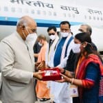 President Ramnath Kovind In Prayagraj : राष्ट्रपति रामनाथ कोविंद को शहर की चाभी देकर स्वागत करती प्रयागराज की महापौर अभिलाषा गुप्ता।