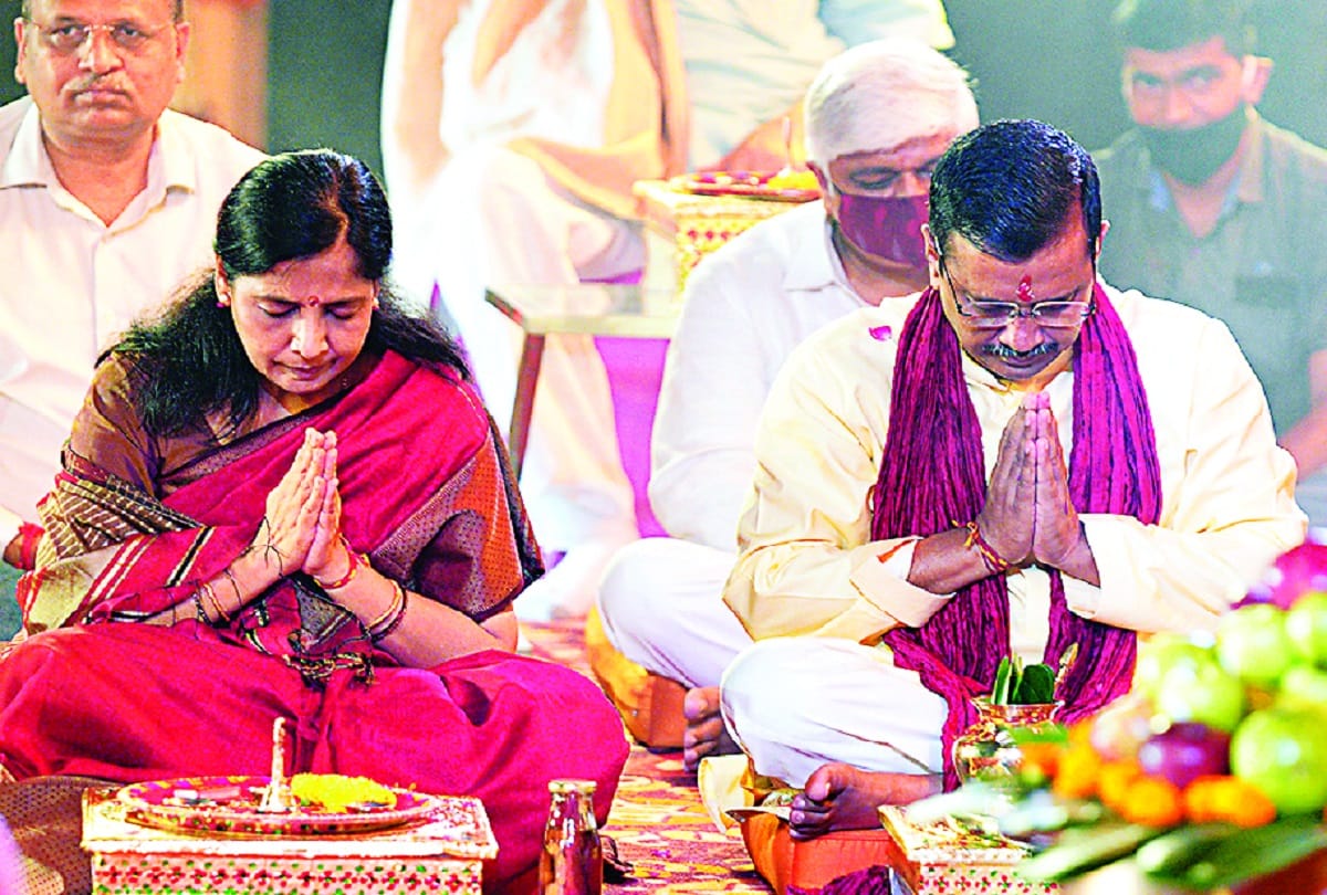 kejriwal performed ganesh-worship with frills on the banks of river yamuna in delhi