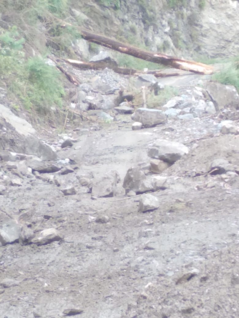Wheels of vehicles stopped on 31 roads of the district due to rain, Landslide on Jari Malana road, stones falling in forelane,  Apple plucking affected for the second consecutive day due to rain