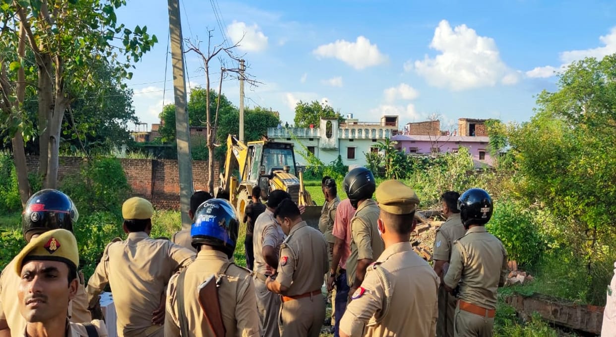 Illegal occupation by colonizers removed from land allotted for police post in varanasi boundry wall demolished by JCB