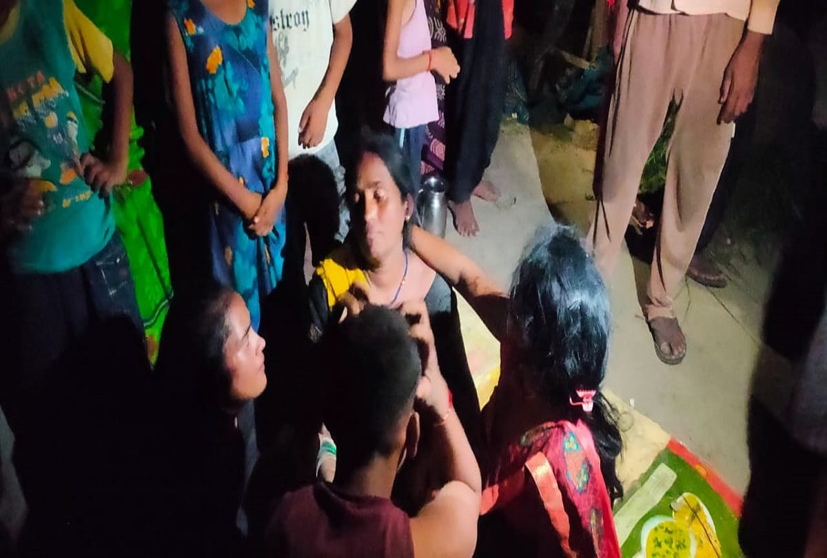 father and son died due to electrocution in kushinagar