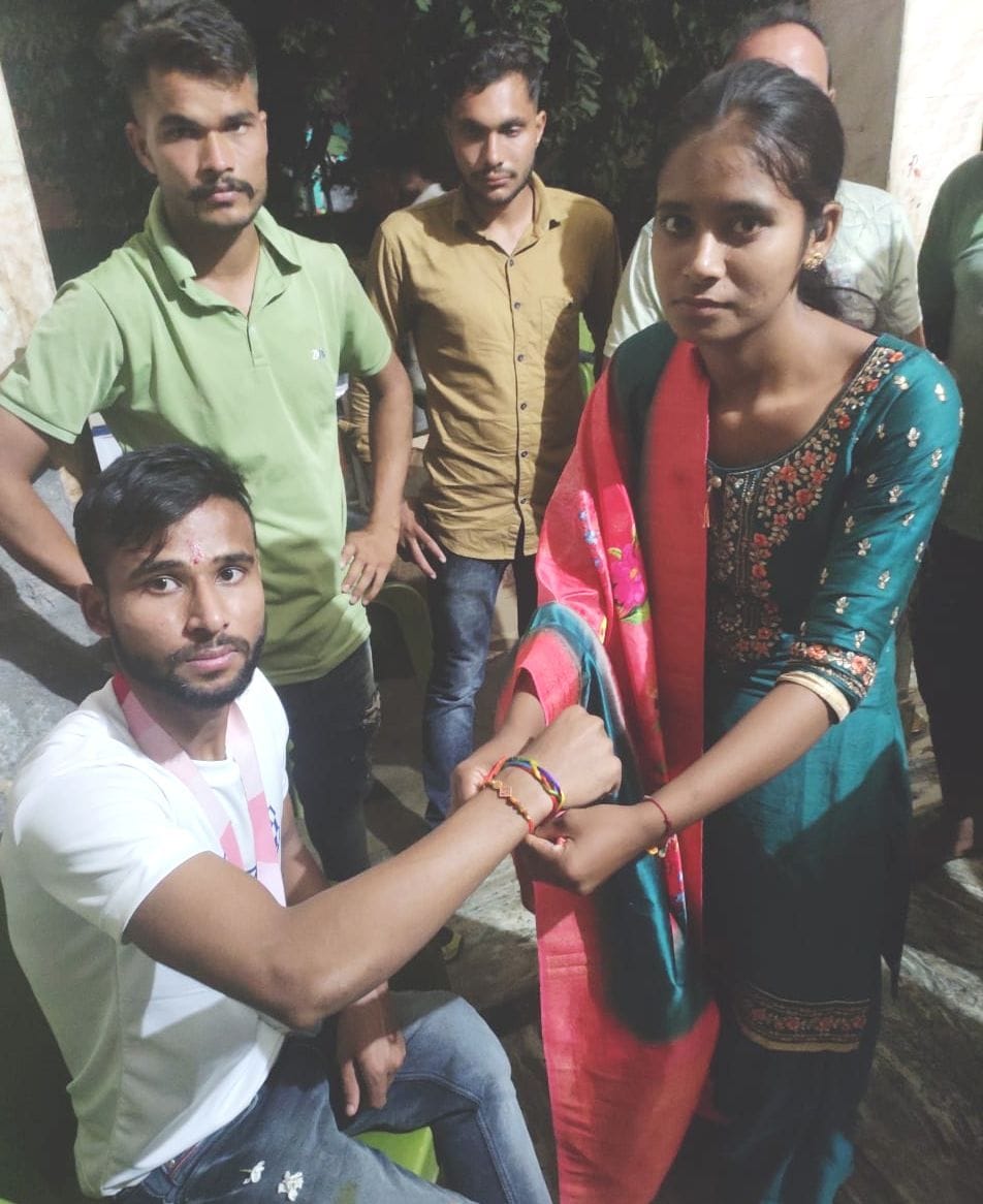 Sister tied rakhi to Praveen and said - next time to bring gold medal