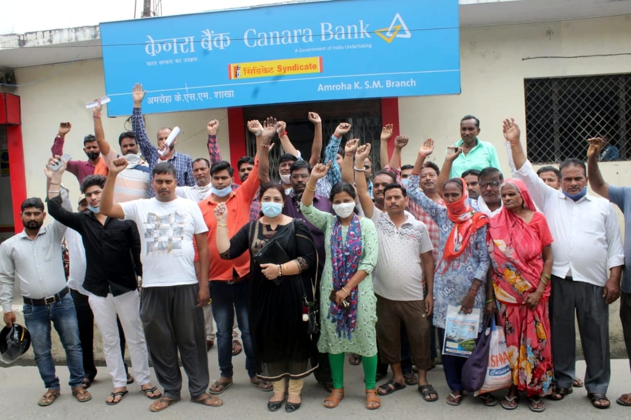 Bank's collection agent accused of embezzlement of crores of rupees, uproar