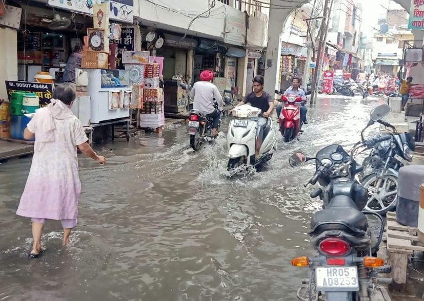 Water filled on Amar Bhawan Gurdwara Road, shopkeeper upset