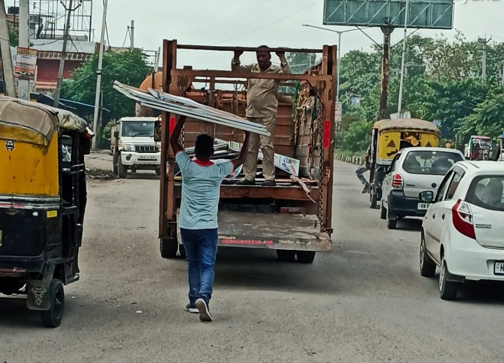 Municipal corporation removed illegal hoardings, banners, Yamunanagar