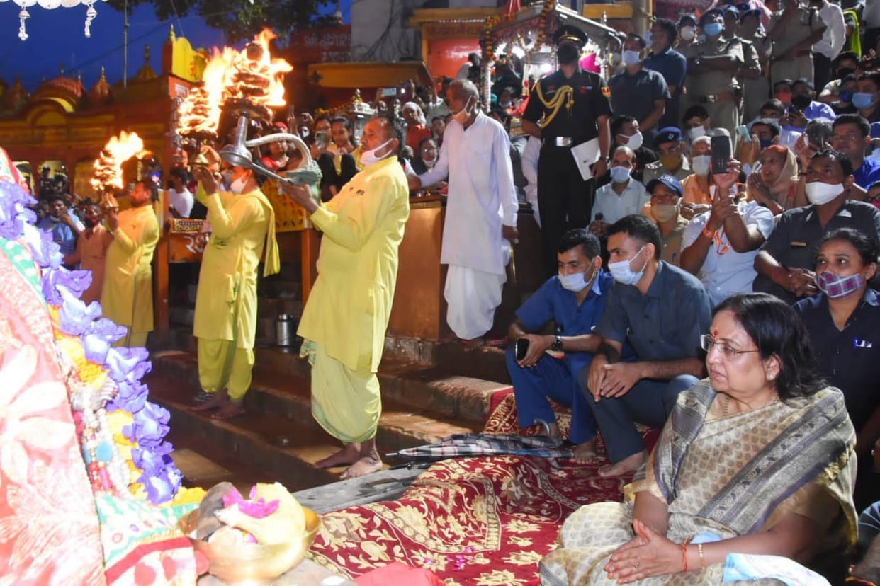 Outgoing Governor seeks blessings from Jagadguru