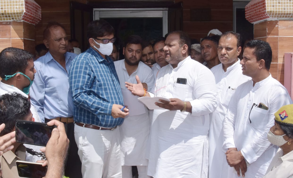 Congress workers will go on hunger strike if the roads are not good