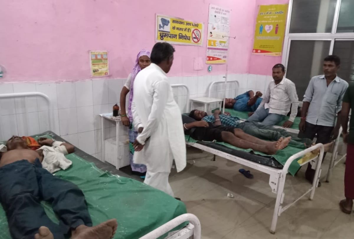 A pickup filled with fishermen met an accident in Balrampur.