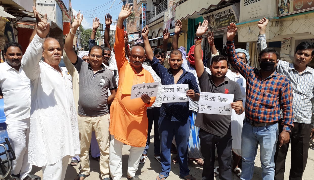 Traders demonstrated for the demand to replace the dilapidated wires