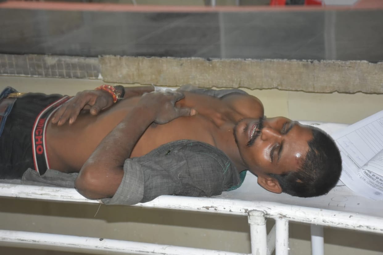 Kashi Vishwanath Corridor accident Glass fell down while unloading goods from truck one worker killed  two injured