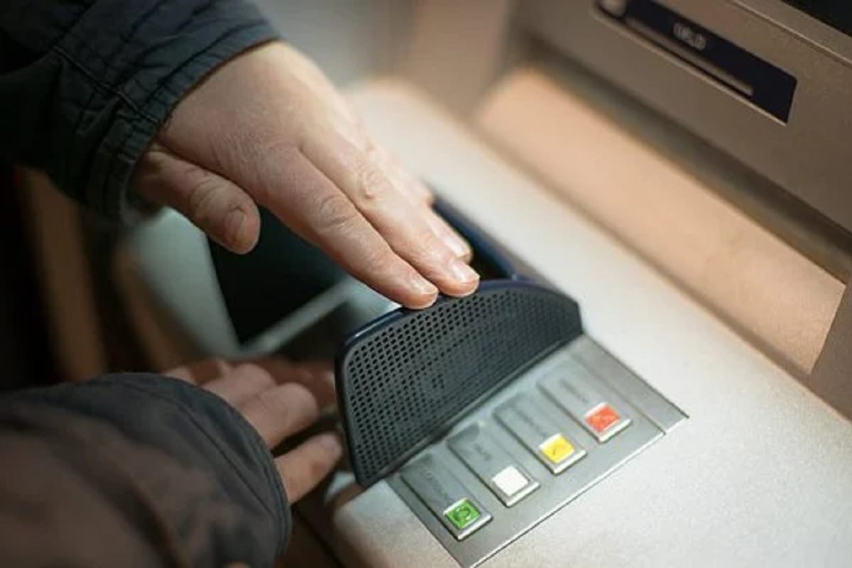 Used to steal money from ATM by applying fiber leaf, police arrested the vicious, accomplice absconding