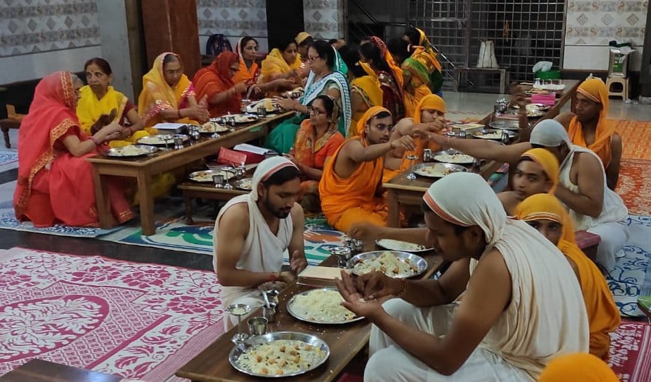 The common man living in modesty, the supreme knowledgeable