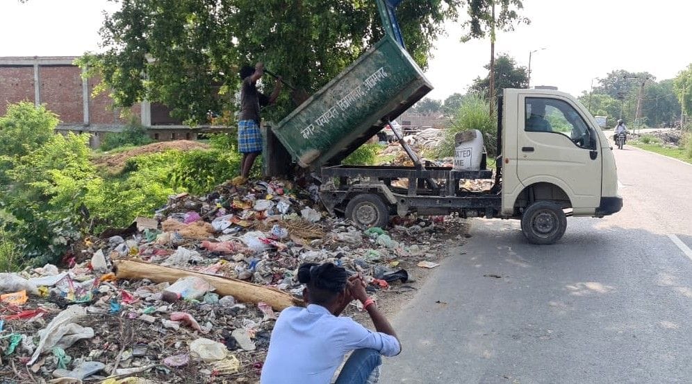 Garbage removed from the city, which is falling on the roadside, bad smell