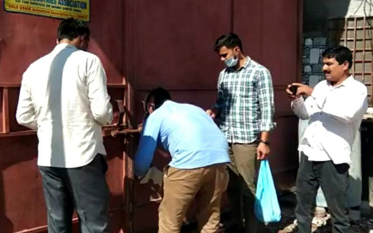 The pollution department sealed the factory running in the population