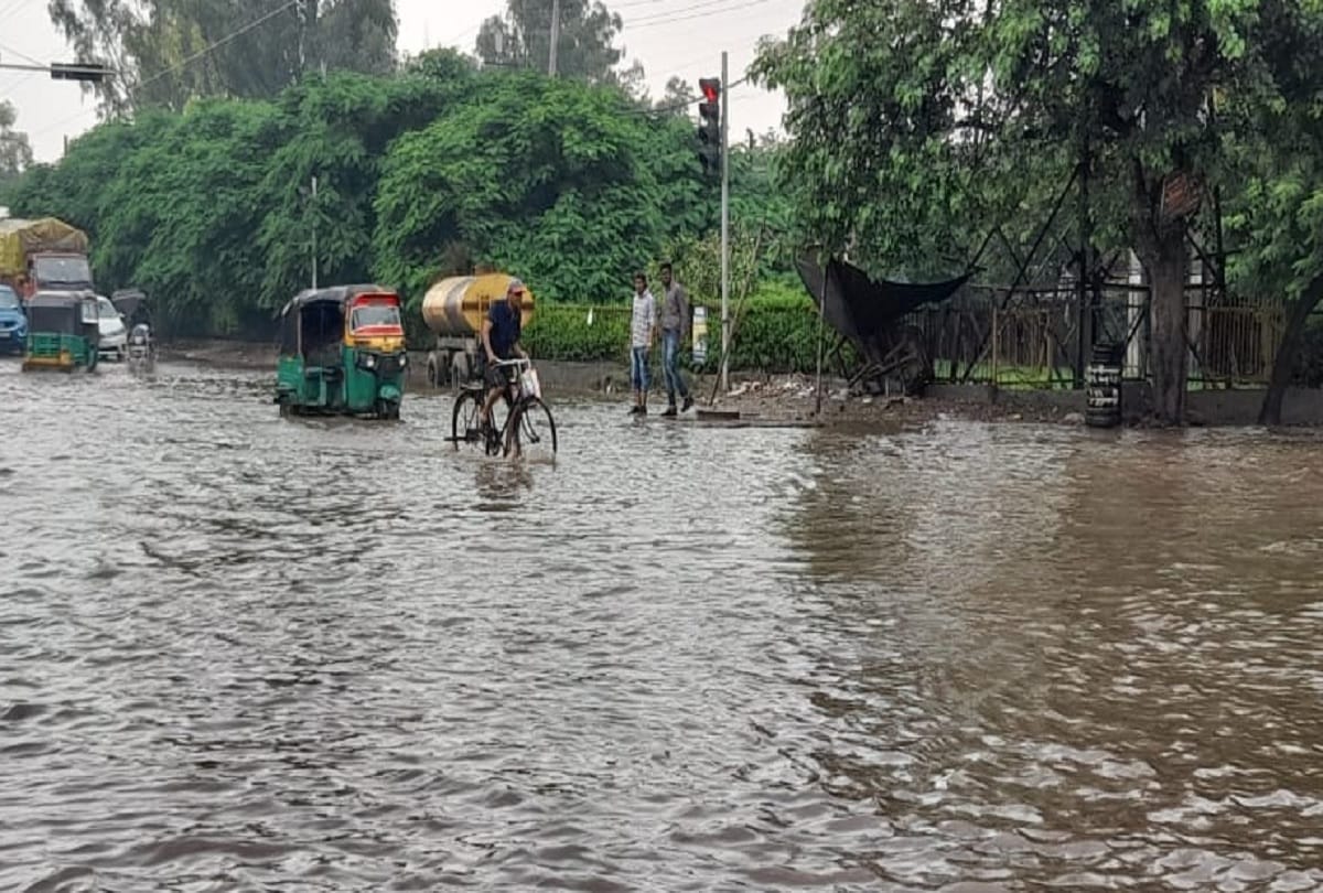 Faridabad: Water logging in city due to heavy rain, boats on roads