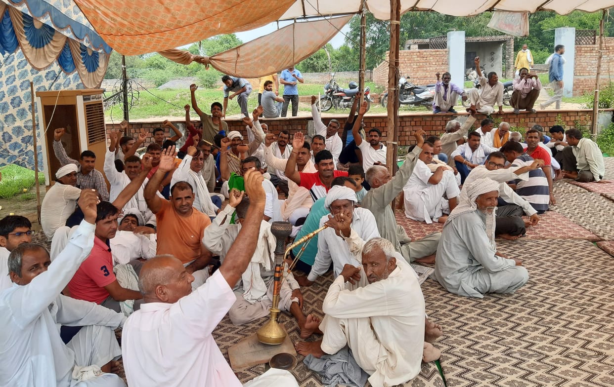 Premnagar villagers jammed gate of chaudhary bansilal university and demnd reservation in job and admission