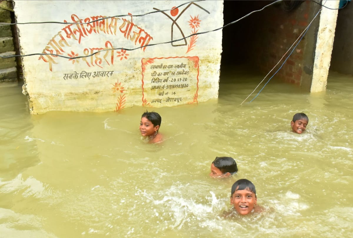 Gorakhpur Flood Update Rapti and Gorra water level above red mark and Rohin Ghaghra below