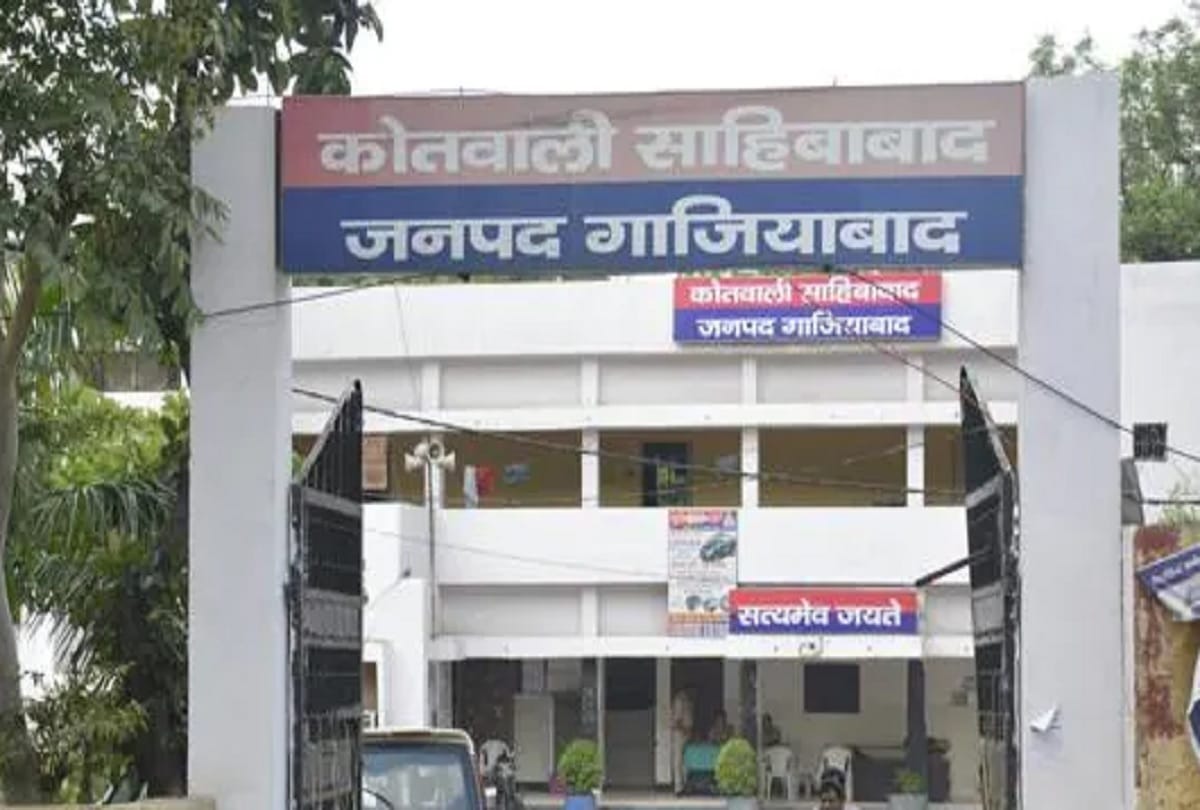 led loot -Case registered against inspector and journalists