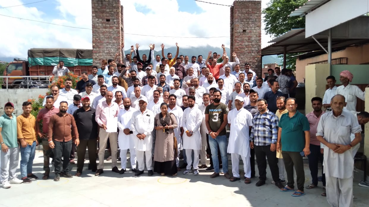Members of 16 panchayats stopped the work of patchwork of dilapidated road, submitted memorandum to ADC