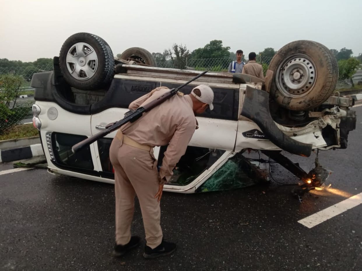 Four people including the driver were injured due to the overturning of the Scorpio