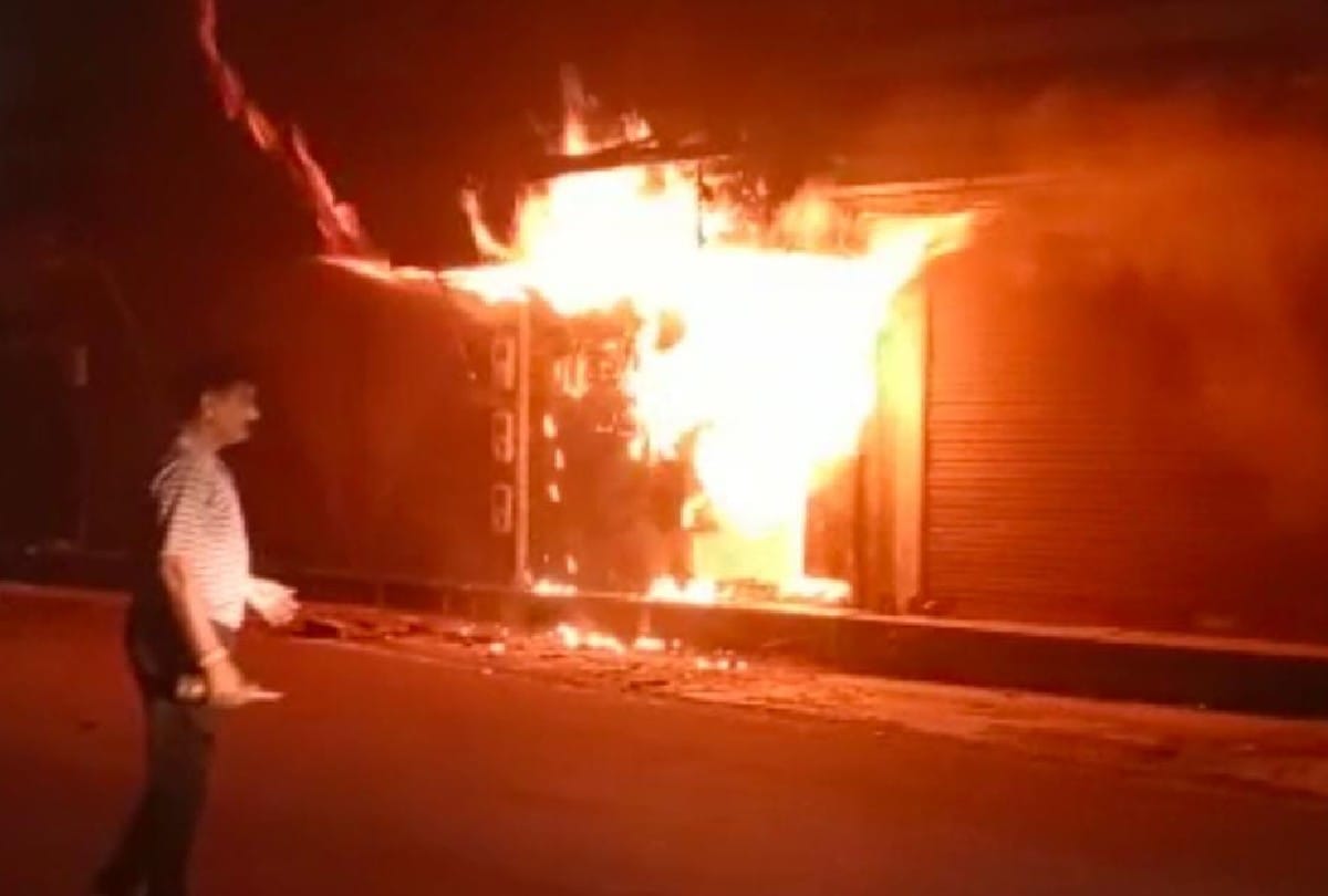 fire broke out in clothes shop due to short circuit in agra