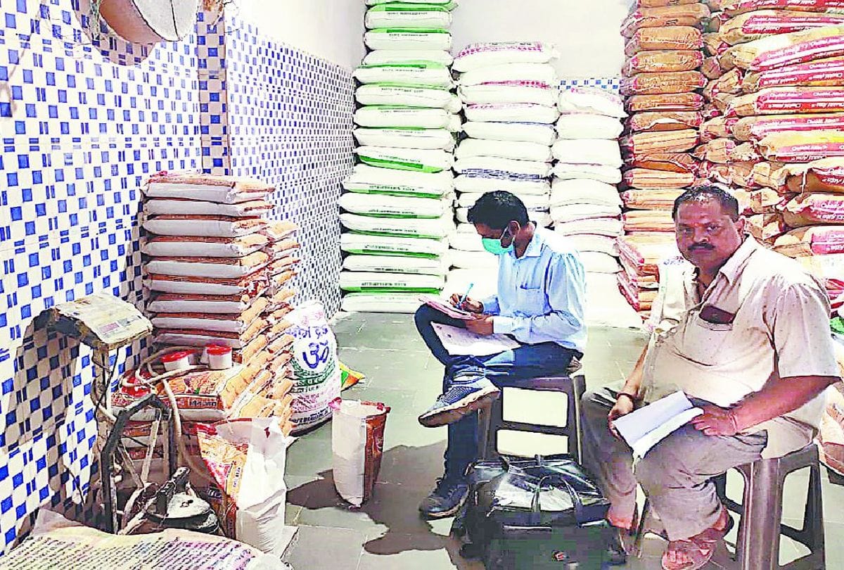 fsda team seized duplicate flour and take sample for testing in agra