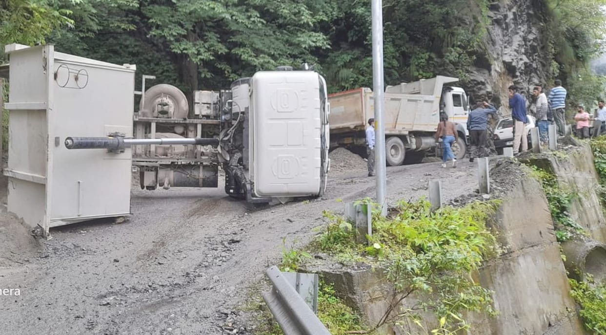 NH 305 remained closed for hours due to tipper overturning and dungeon collapse, More than 200 people reached seven km on foot from Sojha to Jibhi