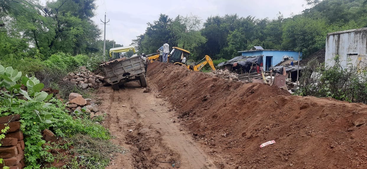 digging near road, accident threat