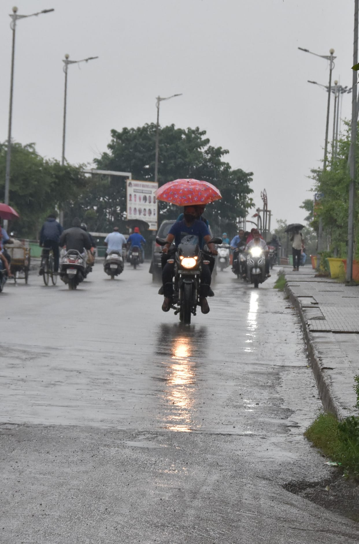 Drizzle rain, rain fell, temperature dropped