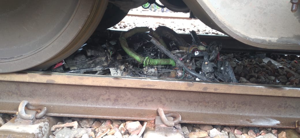 etawah news,The youth ran away leaving the bike on the railway line, the accident was averted